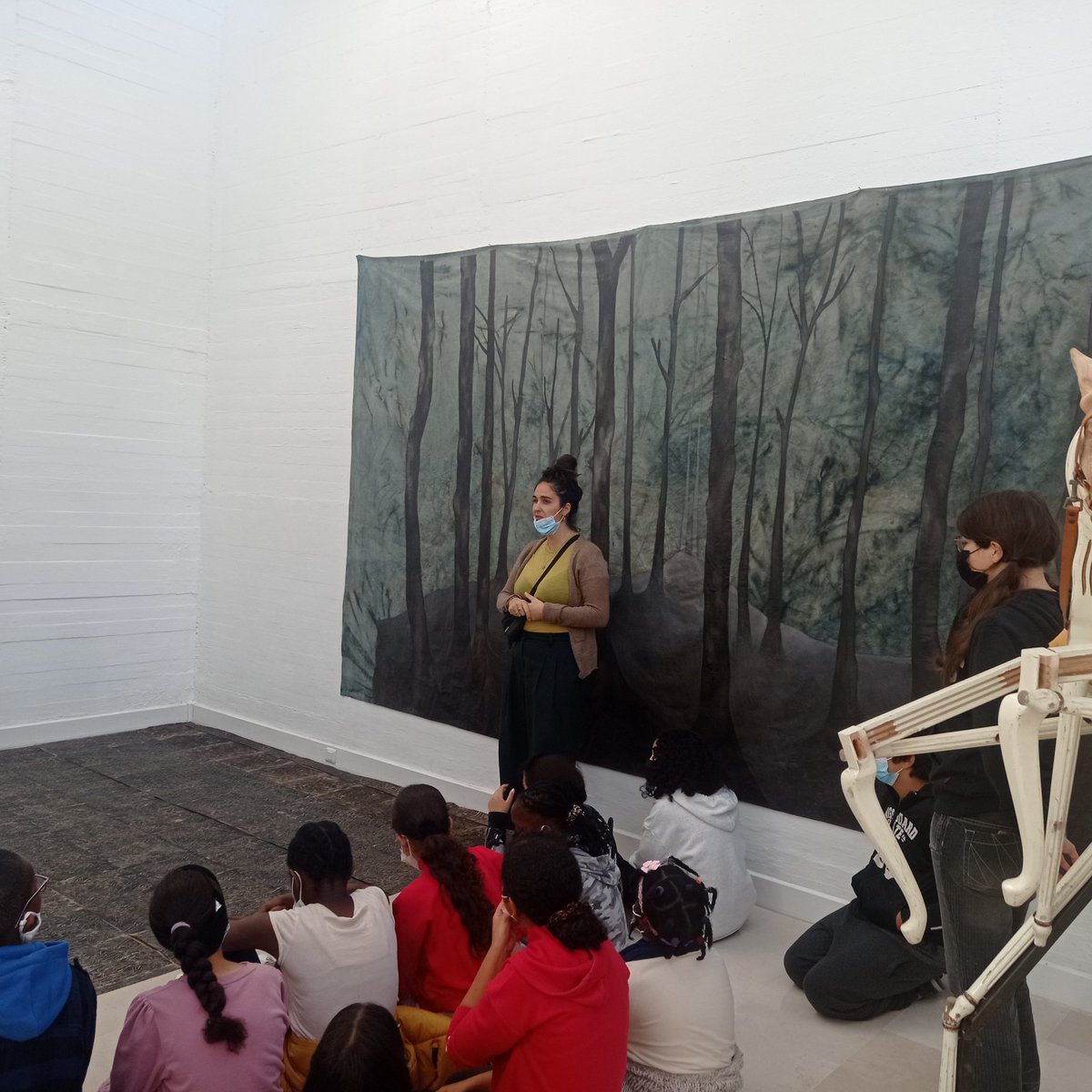 cdi06's tweet photo. 1ère journée à l' #Ecoleouverte. Les élèves du @College_Jaubert ont découvert la @villa_arson avec les étudiants et Nina Campo : présentation des métiers de l'art, dess ateliers et de l'exposition. https://t.co/RUzrfIXOpX