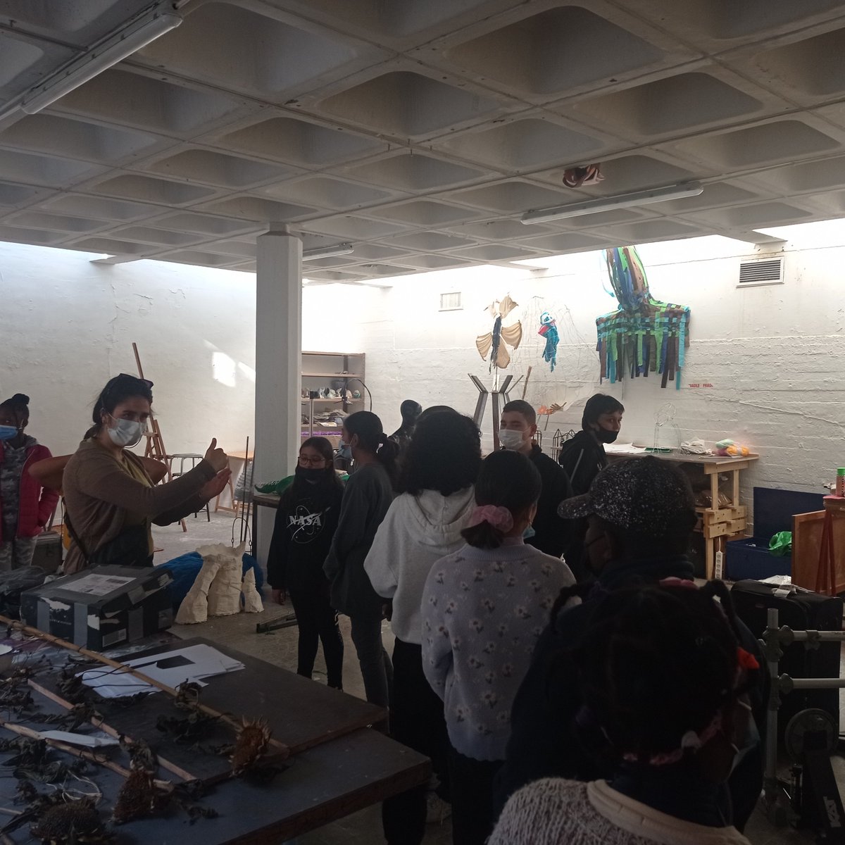 cdi06's tweet photo. 1ère journée à l' #Ecoleouverte. Les élèves du @College_Jaubert ont découvert la @villa_arson avec les étudiants et Nina Campo : présentation des métiers de l'art, dess ateliers et de l'exposition. https://t.co/RUzrfIXOpX