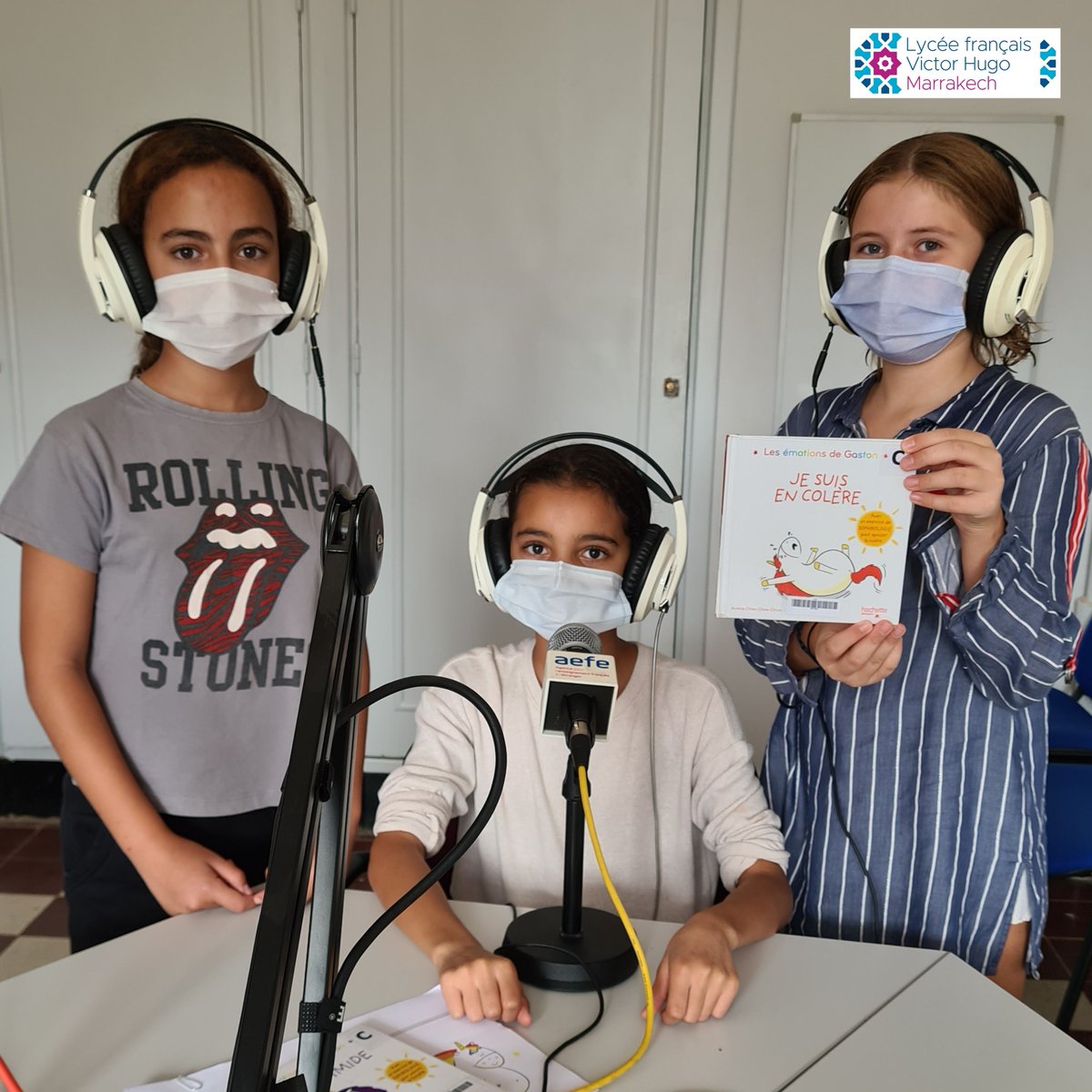 lvhmarrakech's tweet photo. [RADIO] Un joli projet #interclasses est en cours à l'école primaire : une classe de CM2 enregistre actuellement au studio #radio des albums jeunesse pour les élèves d'une de nos classes de maternelle. Hâte d'écouter ces p'tits bijoux sonores ;-) @aefeinfo @AmbaFranceMaroc #maroc https://t.co/Jq0sPqDlx8