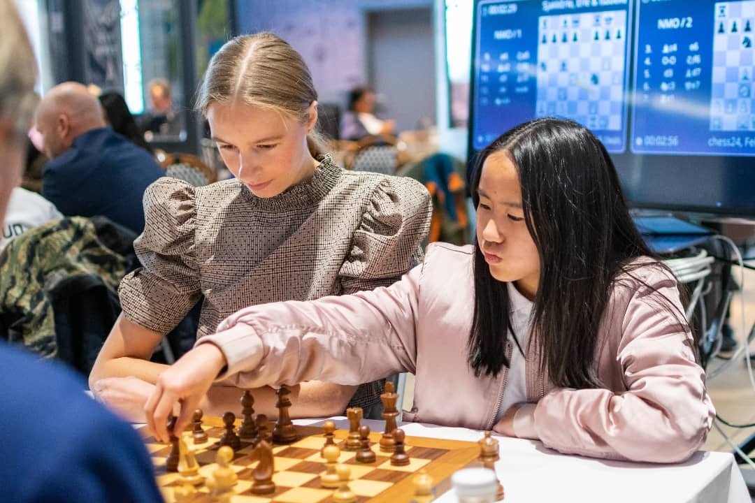 stkanten's tweet photo. Vår neste deltaker er sjakkinstruktør og kommentator @SjakkErle.🌟
Hun og Isabelle deltok på lag sammen i 2019, og vi gleder oss til å se Erle vak brettet sammen med en ungdom igjen. 
Vil du også delta på turneringen 19. November? Se https://t.co/U3VYCzJGk8 for mer informasjon.🙌 https://t.co/DNEWTO53gc