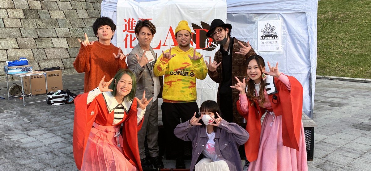 iroha_wakana's tweet photo. 進化ランドフェス🦖✨
#SIGNDREAM さん 
神戸を中心に活動されており、手話を楽しく身近に感じられるよう、手話の魅力や可能性を伝え広げながら活動しているグループです！

パフォーマンスの仕方が皆さんそれぞれで変わってて素敵すぎました😳👏🏻手話ってすごい魅力的！！！ありがとうございました🤍 https://t.co/HbyC7PbehO