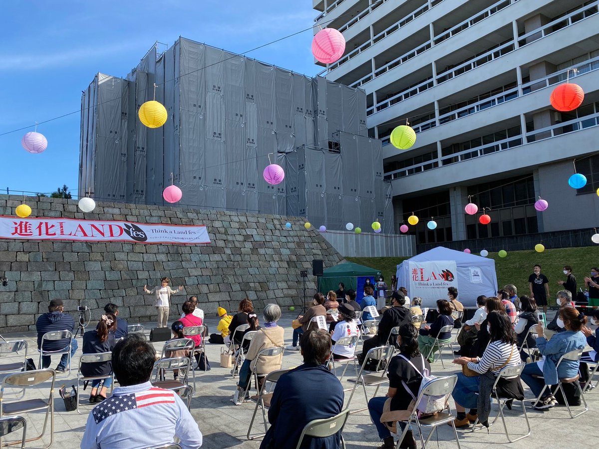 iroha_wakana's tweet photo. 進化ランドフェス🦖✨
#SIGNDREAM さん 
神戸を中心に活動されており、手話を楽しく身近に感じられるよう、手話の魅力や可能性を伝え広げながら活動しているグループです！

パフォーマンスの仕方が皆さんそれぞれで変わってて素敵すぎました😳👏🏻手話ってすごい魅力的！！！ありがとうございました🤍 https://t.co/HbyC7PbehO