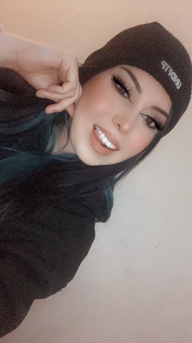 m4mas_'s tweet photo. hardly post selfies anymore but i got ready today https://t.co/U9j0u3Jqev