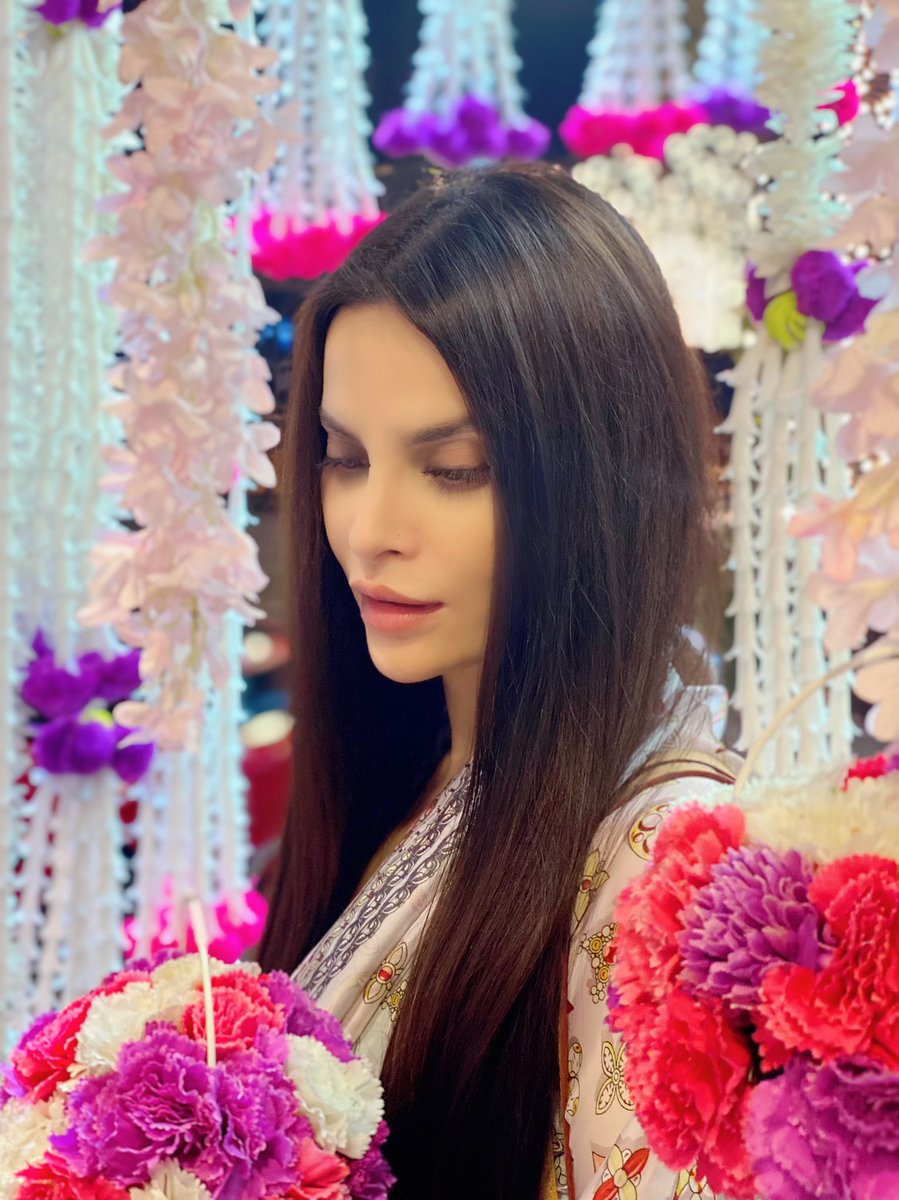 Anupamakuwar's tweet photo. You're only here for a short visit. Don't hurry, don't worry. And be sure to smell the flowers along the way.
#shortvisit #donthurry_behappy #flowers #keepsmiling #liveisshort #loveyourself #alone #unconditionallove #give #yourtime #too #rightperson #respect #respectwomen https://t.co/GMoayP9PEd