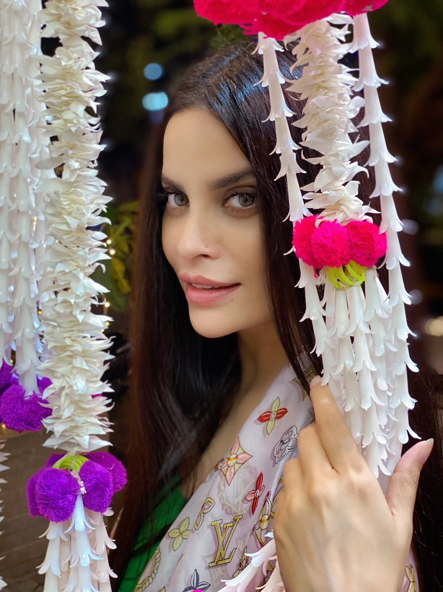Anupamakuwar's tweet photo. You're only here for a short visit. Don't hurry, don't worry. And be sure to smell the flowers along the way.
#shortvisit #donthurry_behappy #flowers #keepsmiling #liveisshort #loveyourself #alone #unconditionallove #give #yourtime #too #rightperson #respect #respectwomen https://t.co/GMoayP9PEd