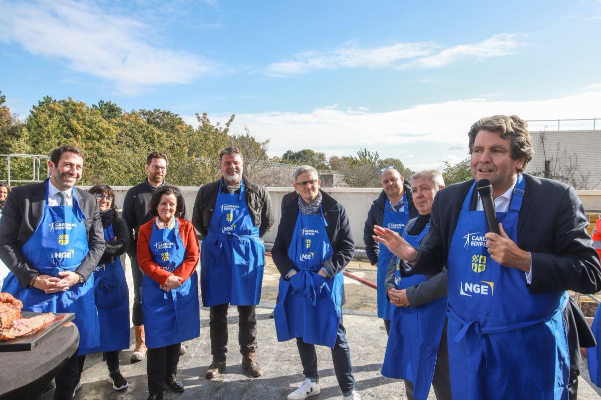 AlainTayar's tweet photo. [Gigot-Bitume 🍖] sur le chantier du groupe scolaire "Elisa Deroche" @leblanc_mesnil en présence de @ThierryMeignen Sénateur de la Seine Saint-Denis et de  #JeanPhilippeRanquet, Maire du @leblanc_mesnil 
merci à nos compagnons.
#CardinalEdifice pôle Bâtiment du @groupe_NGE https://t.co/uzk3Dug7RY