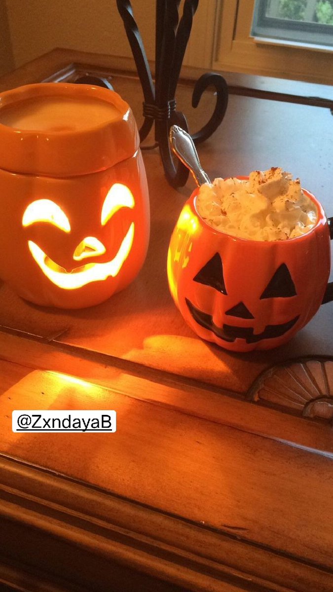 —Después de pasar algunas horas en el huerto de calabazas con su esposa <a href="/ZxndayaB/">Day.</a> al volver a casa Jonathan prepara algo dulce para beber con ella mientras descansaban en la sala de estar. Cosa que deja ver en sus historias de IG.—