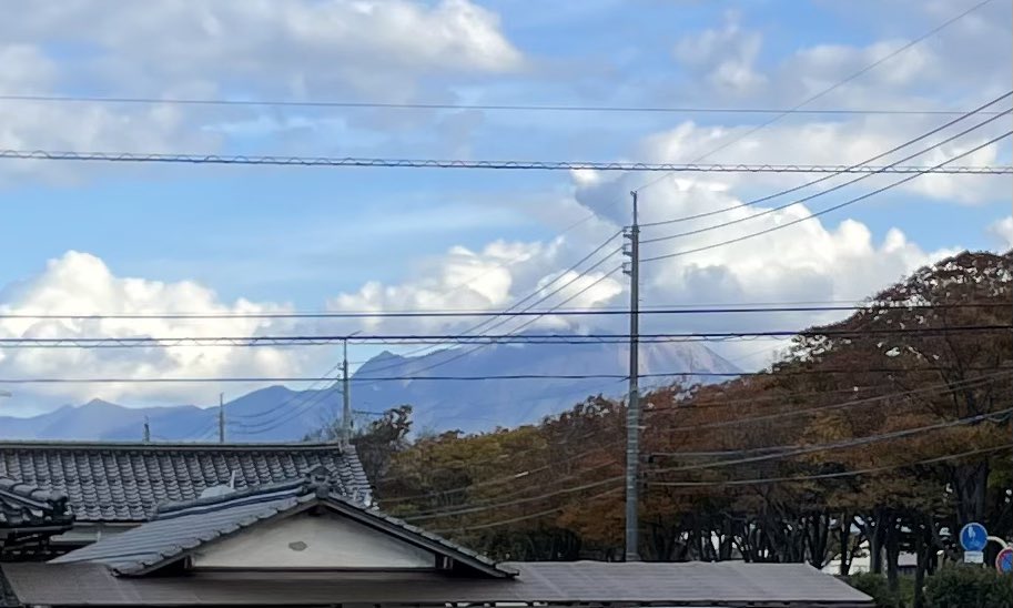 gysq2013's tweet photo. 秋だ! Fall has come! https://t.co/vBWjQe7IX7