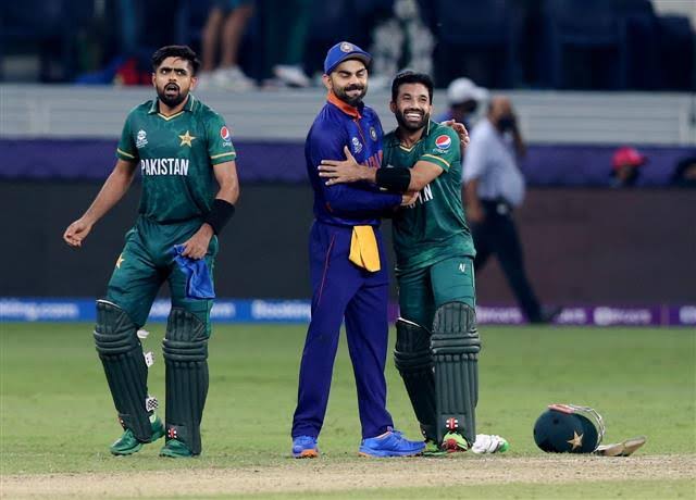 AsharAnjum6's tweet photo. Those who are abusing #MohammedShami
after team India's loss, they are the real gaddar.
Look at those pic!! If our captain was mushlim, he would be called gaddar?
"Then...the spirit of the game too would be called gaddar.
#StandWithShami https://t.co/3EIFIrYzDQ