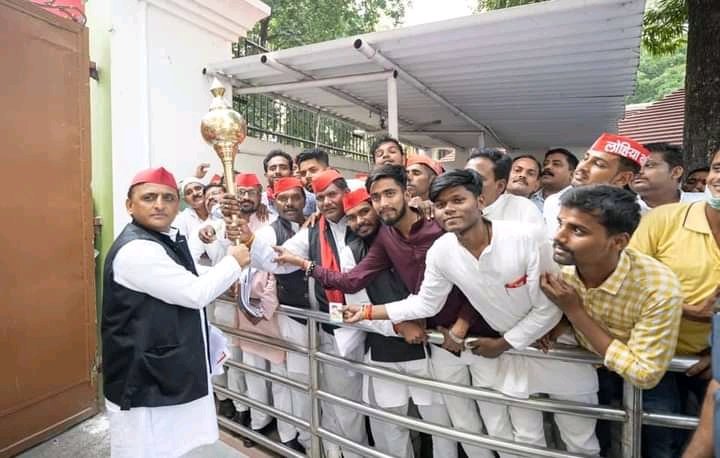 vivekyadavviru1's tweet photo. आज पुनः फिर राष्ट्रीय अध्यक्ष माननीय अखिलेश यादव जी का आशीर्वाद प्राप्त हुआ 🙏🙏
ऐसे ही हमेशा आशीर्वाद मिलता रहे भैया..!🙏🙏
#_Boss ❤️ https://t.co/sX2UwE5M8u