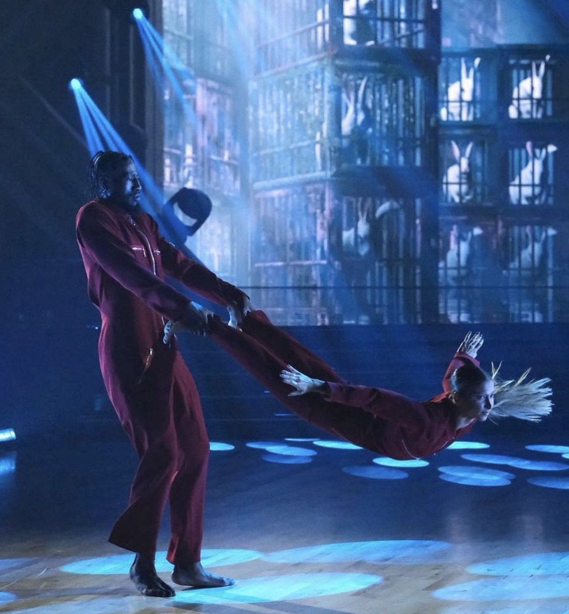 LynnNgo19's tweet photo. Finally! A dance where their heights complemented each other. So happy for them. Well deserved perfect scores at a 4️⃣0️⃣s. This choreography/idea in my opinion ties with Milo and Witney’s Toxic. #DWTS #HorrorNight #TeamWitLo https://t.co/BGE4108Psi