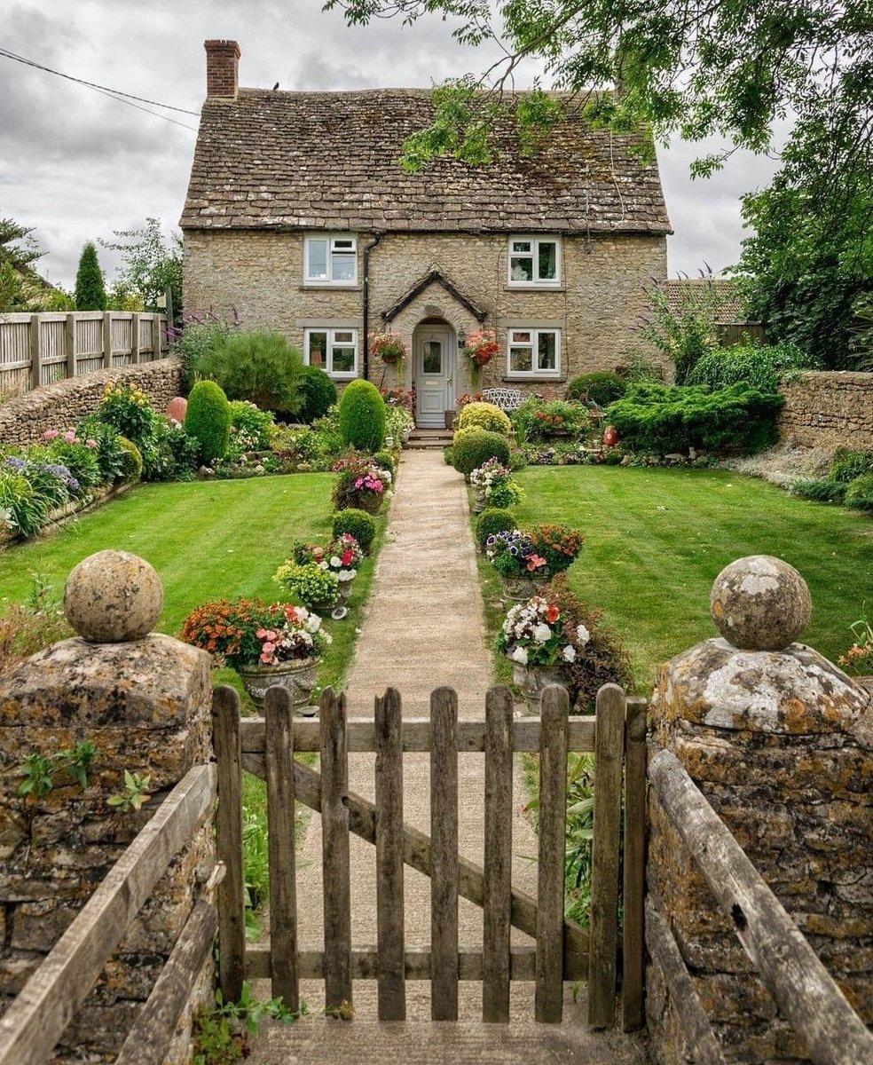 Dream House 🏡

Location: #England 
📸 Via: divine_villages | IG