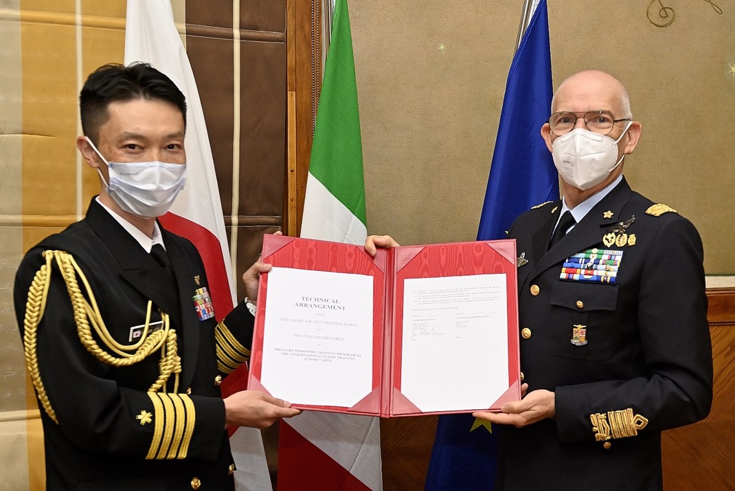 ItalianAirForce's tweet image. Il 21.10 il Gen.S.A. Alberto Rosso, #CSMA, ed il Gen.Izutsu, Capo  Stato Maggiore @JASDF_PAO_ENG, hanno siglato un accordo per l’addestramento dei piloti alla International Flight Training School, confermando il crescente interesse internazionale per la scuola di volo #IFTS