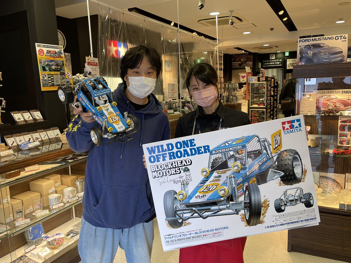 TAMIYA_TOKYO's tweet photo. 「BLOCKHEAD MOTORS」のJUN WATANABEさんが新製品展示会にご来店くださいました！ご自身がカラーリング等担当された「ワイルドワンオフローダー BLOCKHEAD MOTORS」&amp;小嶌さんとパチリ！👍新製品展示会は明日27日までですよ！
#T_Shimbashi #BLOCKHEADMOTORS 
#TAMIYAGP_STAFF https://t.co/GVfjsX1dzT