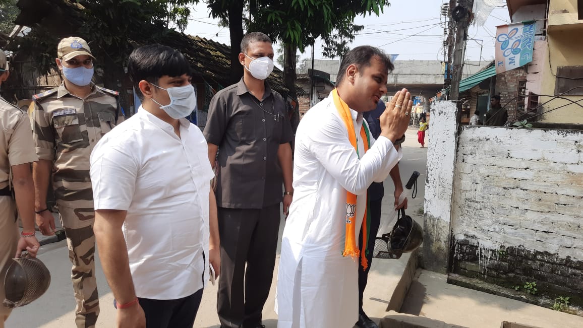 BJP4Bengal's tweet photo. খড়দহ বিধানসভা উপনির্বাচনে ভারতীয় জনতা পার্টির মনোনীত প্রার্থী জয় সাহার নির্বাচনী প্রচারে উপস্থিত ছিলেন বিধায়ক @PawanSinghMLA সহ অন্যান্য নেতৃত্ববৃন্দ।

পদ্মফ���ল চিহ্নে ভোট দিয়ে বিপুল ভোটে জয়ী করুন। 
#VOTE4BJP https://t.co/T0kHuvgQXb