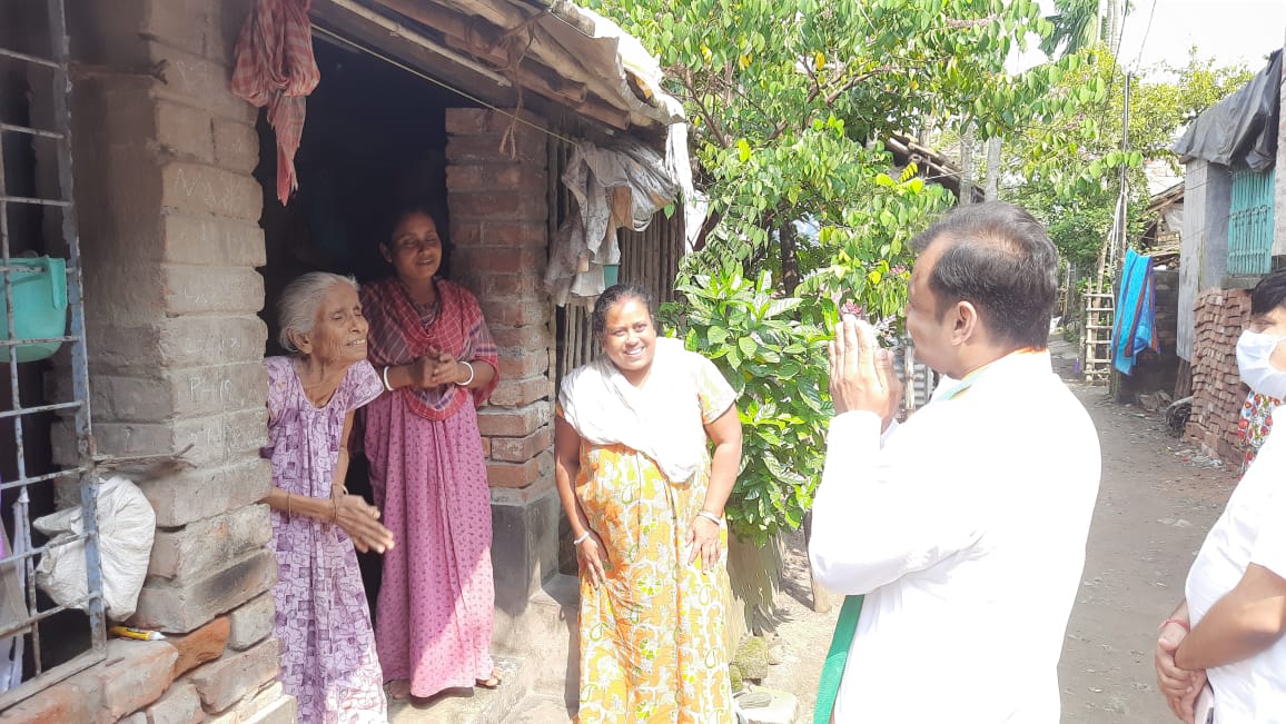 BJP4Bengal's tweet photo. খড়দহ বিধানসভা উপনির্বাচনে ভারতীয় জনতা পার্টির মনোনীত প্রার্থী জয় সাহার নির্বাচনী প্রচারে উপস্থিত ছিলেন বিধায়ক @PawanSinghMLA সহ অন্যান্য নেতৃত্ববৃন্দ।

পদ্মফ���ল চিহ্নে ভোট দিয়ে বিপুল ভোটে জয়ী করুন। 
#VOTE4BJP https://t.co/T0kHuvgQXb