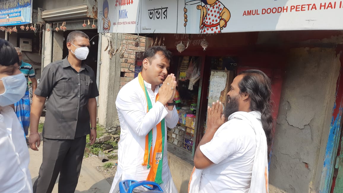 BJP4Bengal's tweet photo. খড়দহ বিধানসভা উপনির্বাচনে ভারতীয় জনতা পার্টির মনোনীত প্রার্থী জয় সাহার নির্বাচনী প্রচারে উপস্থিত ছিলেন বিধায়ক @PawanSinghMLA সহ অন্যান্য নেতৃত্ববৃন্দ।

পদ্মফ���ল চিহ্নে ভোট দিয়ে বিপুল ভোটে জয়ী করুন। 
#VOTE4BJP https://t.co/T0kHuvgQXb