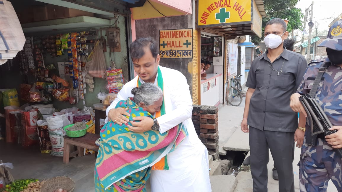 BJP4Bengal's tweet photo. খড়দহ বিধানসভা উপনির্বাচনে ভারতীয় জনতা পার্টির মনোনীত প্রার্থী জয় সাহার নির্বাচনী প্রচারে উপস্থিত ছিলেন বিধায়ক @PawanSinghMLA সহ অন্যান্য নেতৃত্ববৃন্দ।

পদ্মফ���ল চিহ্নে ভোট দিয়ে বিপুল ভোটে জয়ী করুন। 
#VOTE4BJP https://t.co/T0kHuvgQXb