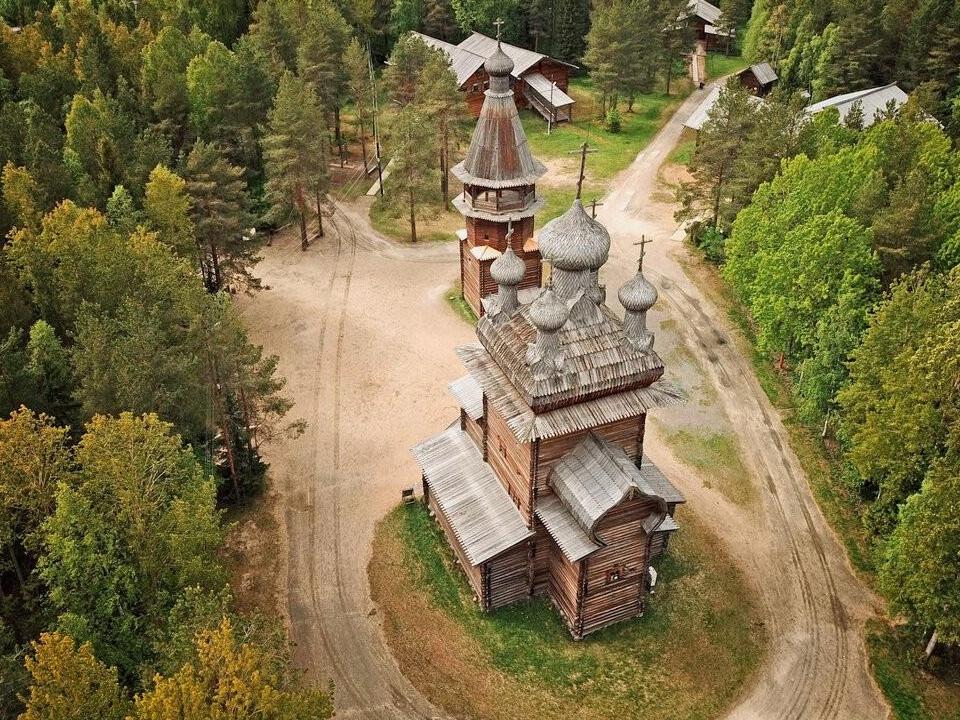 Малые корелы музеи русского деревянного зодчества. Музей деревянного зодчества в Архангельске малые Карелы. Корелы Архангельск. Архангельск музей под открытым небом. Архангельск деревянное зодчество.