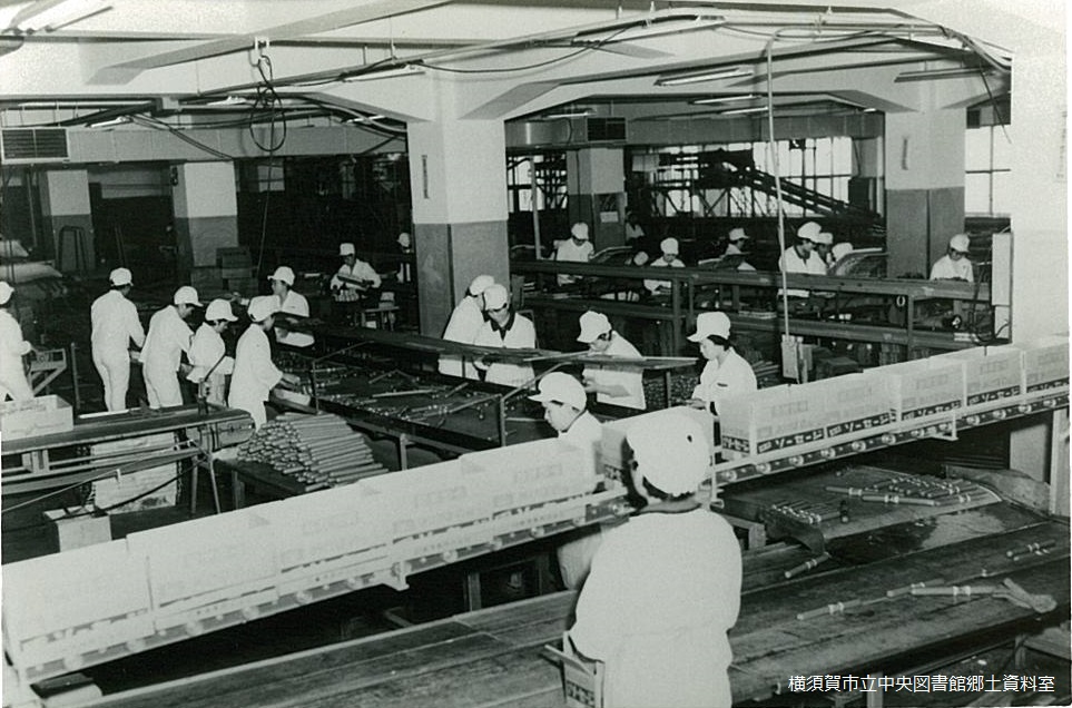 横須賀市立図書館 横須賀なつかし写真館 久里浜港 久里浜 の日魯漁業の工場では 製氷や冷凍事業を行っていたほか 昭和30年からは魚肉ソーセージの生産を開始しました 写真は昭和30 40年頃の工場内 平成19年に 久里浜工場は閉鎖され 現在その跡地は