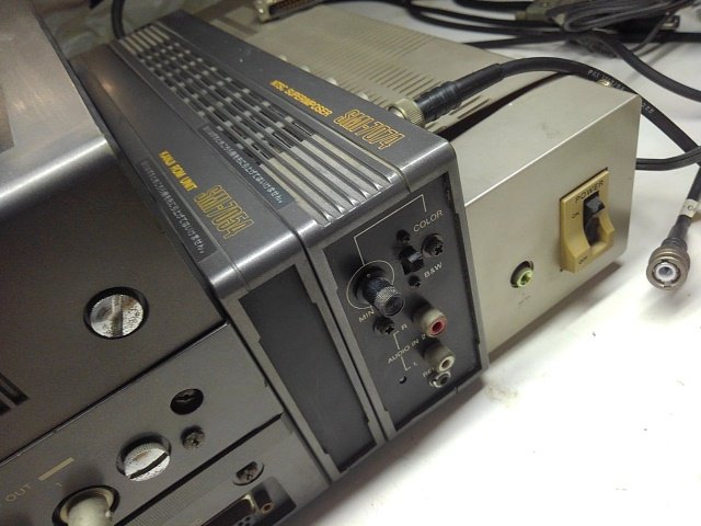 toshitada1973's tweet photo. 拡張スロットに刺さっているのは、漢字ROMとスーパーインポーザー。外して並べると、３枚におろした魚みたいだね…。
#SMC70G
#SMI7074
#SMI7054 https://t.co/9URpKsAWKR