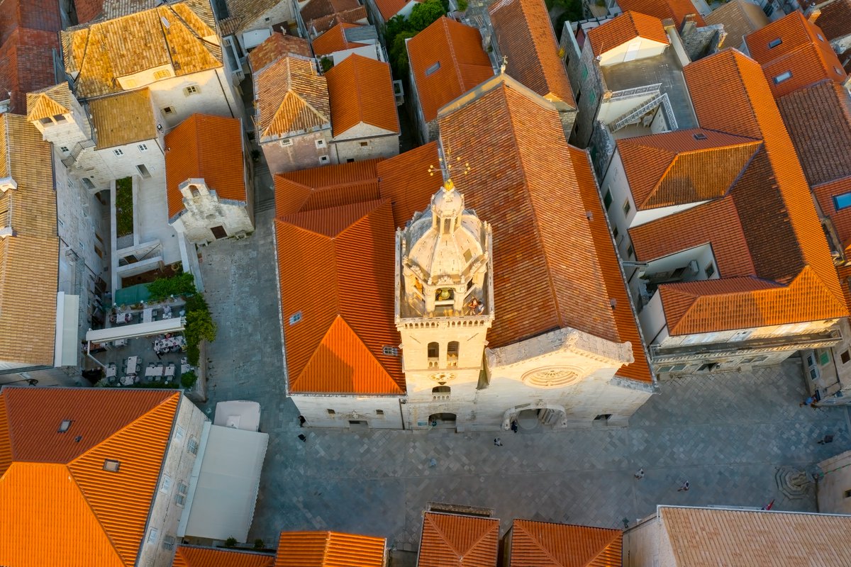 Climbing the St. Mark's cathedral bell tower, overlooking #Korčula is always an unforgettable #experience.  
📸Boris Kačan
#visitkorcula #visitkorculaisland #croatiafulloflife #discoverthecoloursofcroatia #discoverthecoloursofkorcula #rooftop #medievaltown #cobbledstreets