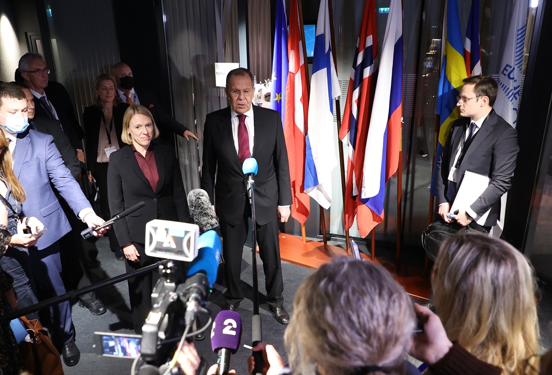mfa_russia's tweet photo. 💬Sergey #Lavrov's remarks following talks with Norwegian Foreign Minister @AHuitfeldt: Russia and Norway share a common history. We have this mutual respect, which is being substantiated by the cross-border links between our people 🇷🇺🇳🇴

🔗 https://t.co/HZ7EqpQtTn

#RussiaNorway https://t.co/Xr5ekyplgU
