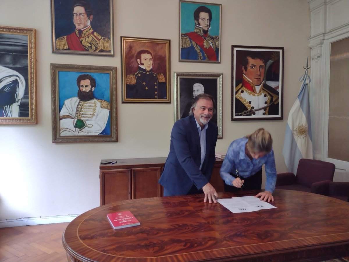 PdoFederalCABA's tweet photo. Recibimos a @CynthiaHotton y todo su equipo, para convertirla en la candidata a diputada nacional por el @PartidoFederal e impulsarla con nuestros candidatos y los de la Alianza +Valores. 
La defensa del Federalismo auténtico tiene candidata y tendrá representación parlamentaria. https://t.co/z1NZtt15k1