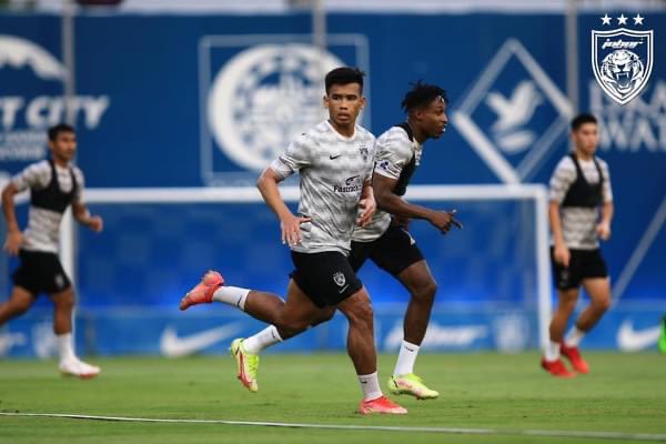 OfficialJohor's tweet photo. New day! 🙌 Same focus 💪

More photos at https://t.co/Xv9IppL7KE

#TrainingSession
#WinnersKeepWorking
#EightConsecutiveTitles
#JDTForAll
#LuaskanKuasamuJohor https://t.co/ptdVnCIM4b