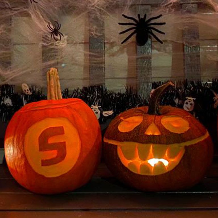 SEPAYBV's tweet photo. 😲 De voorbereidingen voor 🦇 Halloween 🎃🎃 zijn in volle gang bij onze creatieve collega Elizabeth Schutte. Ben benieuwd wie deze 🎃 gaat zien in Den Haag... (HINT: Houtwijk 😉) 👻👻👻 #HappyHalloween #HappyHalloween2021 https://t.co/arUrhe3h81