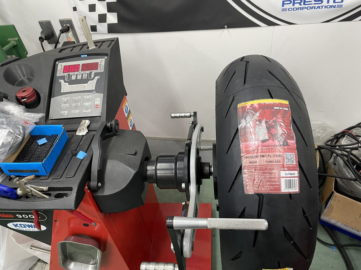 YSP02707094's tweet photo. 2017年式YZF-R1の中古車仕上げ中です
😊👍前後新品タイヤに交換しながら
消耗品を交換してます😁👍
店長、工場長が作り上げる車両に
coming soon🤗
#近日発売
#yzfr1
#中古車仕上げ
#作業中
#200ps
#ヤマハスポーツプラザ
#ヤマハ正規ディーラー
#ヤマハはやっぱりysp
#ヤマハバイク好きが集まるお店 https://t.co/cMp5BdDXLt