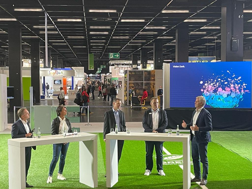 BeaSuKummer's tweet photo. Mit #Formaturf auf der Messe #FSB, #Recycling von #Kunstrasenplätzen startet bald, heute Diskussion mit #TomBartels https://t.co/m56UnNXMj6