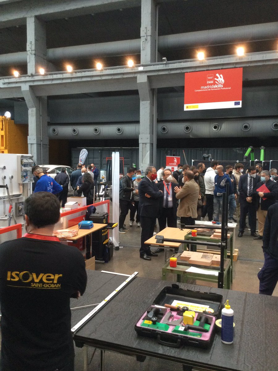 ISOVERes's tweet photo. 📷El Consejero de Educación @ComunidadMadrid @eossoriocrespo ha podido comprobar lo bien que lo están haciendo los alumnos de IES Las Canteras, @IESAMachado e IES Prado de Santo Domingo en la prueba #MadridSkills de fabricación de conductos #CLIMAVER 
💛#MakingTheWorldABetterHome https://t.co/oHCeYi4X4M