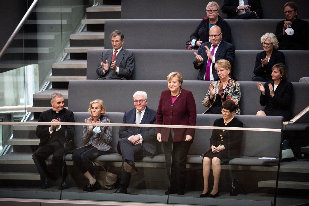 MickyBeisenherz's tweet photo. Das eigene Ende weder aus dem Schmollwinkel, einem gesperrten Twitter-Account oder der Anklagebank aus verfolgen – 
muss man auch erst mal schaffen.
#Merkel #Bundestag https://t.co/ENa4x5jG14