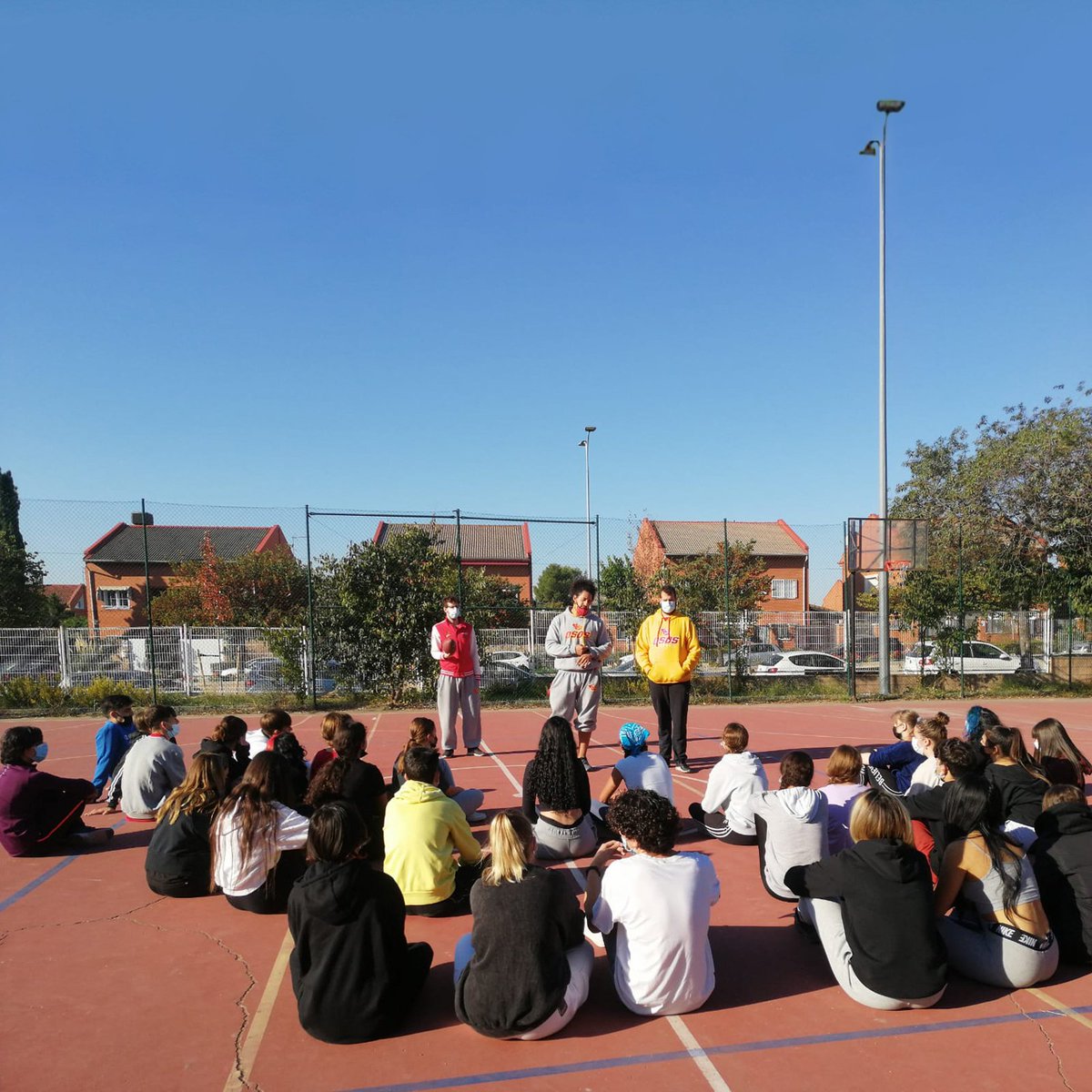 🚸 ¡La Escuela regresa a la escuela!

📕 Tras una pausa debida a la situación sanitaria, retomamos nuestras jornadas de iniciación al football en instituciones educativas de Rivas.

🏛 Esta semana comenzamos en el IES Profesor Julio Pérez. ¿Te gustaría que visitáramos tu centro?