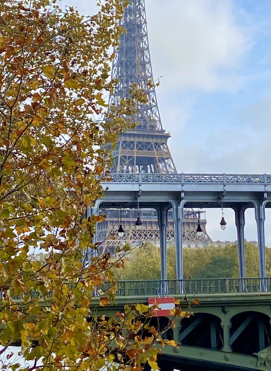 La tour Eiffel, l’automne et… le drapeau autrichien! Bonne fête nationale à tous les autrichiens en France! 🇦🇹