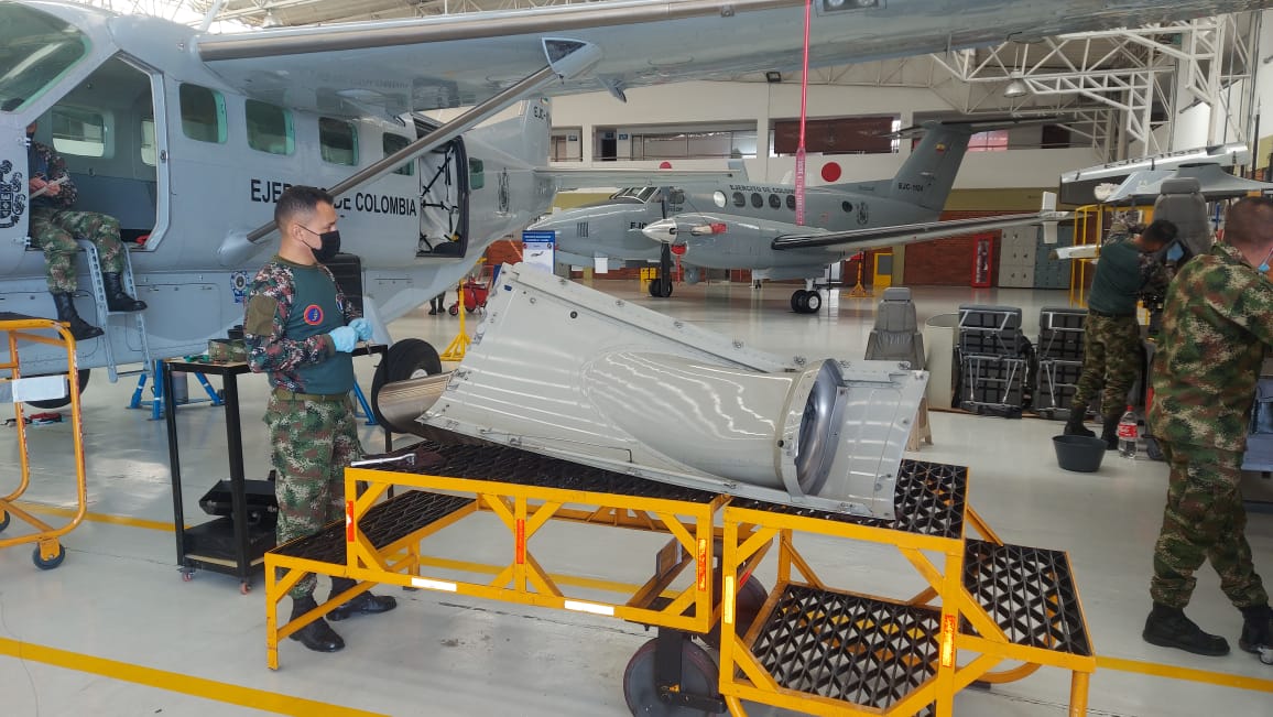 Ejercito_Davaa's tweet photo. En cumplimiento a la fase de programación de mantenimiento a nuestras aeronaves de ala fija, el Batallón de Mantenimiento de Aviación N°1 inicia este proceso con este avión #GranCaravan, por parte de técnicos en mantenimiento de la unidad con responsabilidad y calidad. https://t.co/BWfwyzvXUm