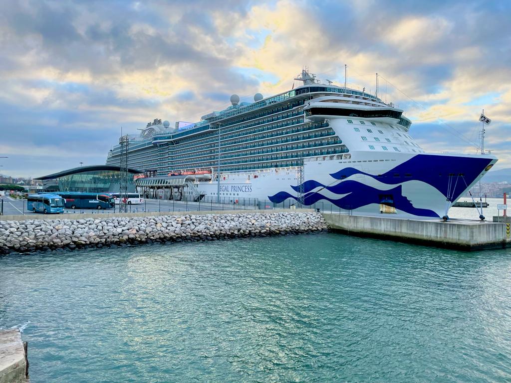BilbaoPort's tweet photo. 🛳El #RegalPrincess vuelve a atracar en Bilbao por segunda vez este año. Uno de los cruceros más grandes que han pasado por Bilbao en 2021 😲
👥Más de 2.300 pasajeros han desembarcado hoy en #Olatua⚓️
#BilbaoPort #BilbaoPortCruises #transcoma @PrincessCruises @GetxoTurismo https://t.co/Ck5FDRWSRl