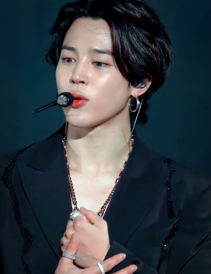 JiminGlobal's tweet photo. Media dub Jimin "Global It Boy," report that over 350 official accounts of companies, media, public figures greeted and featured Jimin on his birthday.

Some of them are UNICEF, The Beatles Story, Google, Microsoft Store, Facebook App, Tumblr, Twitter Music, Spotify, Amazon Music https://t.co/jg65AOdt5d