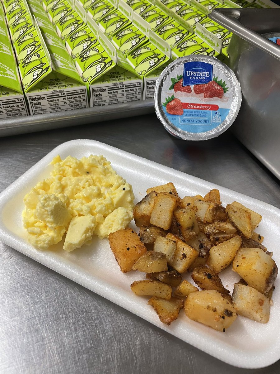 What a breakfast today at CMS! Hot scrambie eggs and home fries! 🥚🥔😋 @cms_grizzlies  <a href="/dc_dept/">DC Food Dept</a>