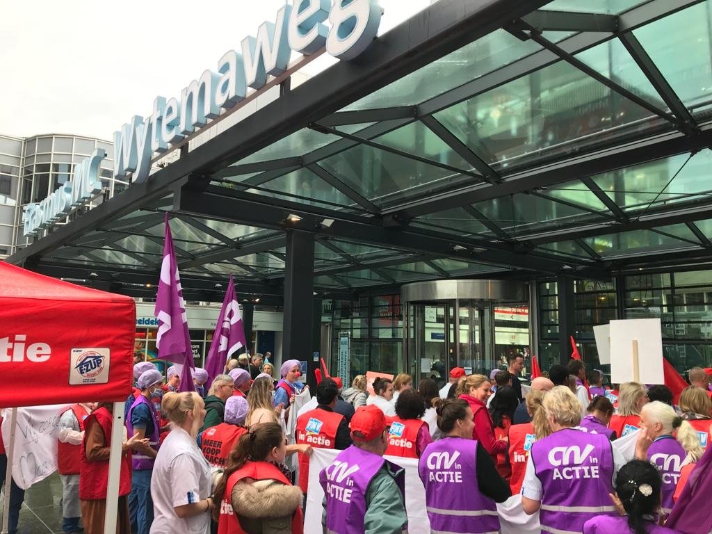 Het is druk in de ziekenhuizen en dat blijft het ook. Hoe bizar is het dat we zelfs nu op de UMC's actie moeten voeren voor een goede cao!? We kunnen het ons helemaal niet veroorloven dat zorgverleners de sector verlaten of zich over de kop werken. #ErasmusMC
