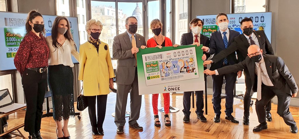 Foto de familia para celebrar el cupón de la <a href="/ONCE_oficial/">ONCE</a> dedicado a las profesiones.
