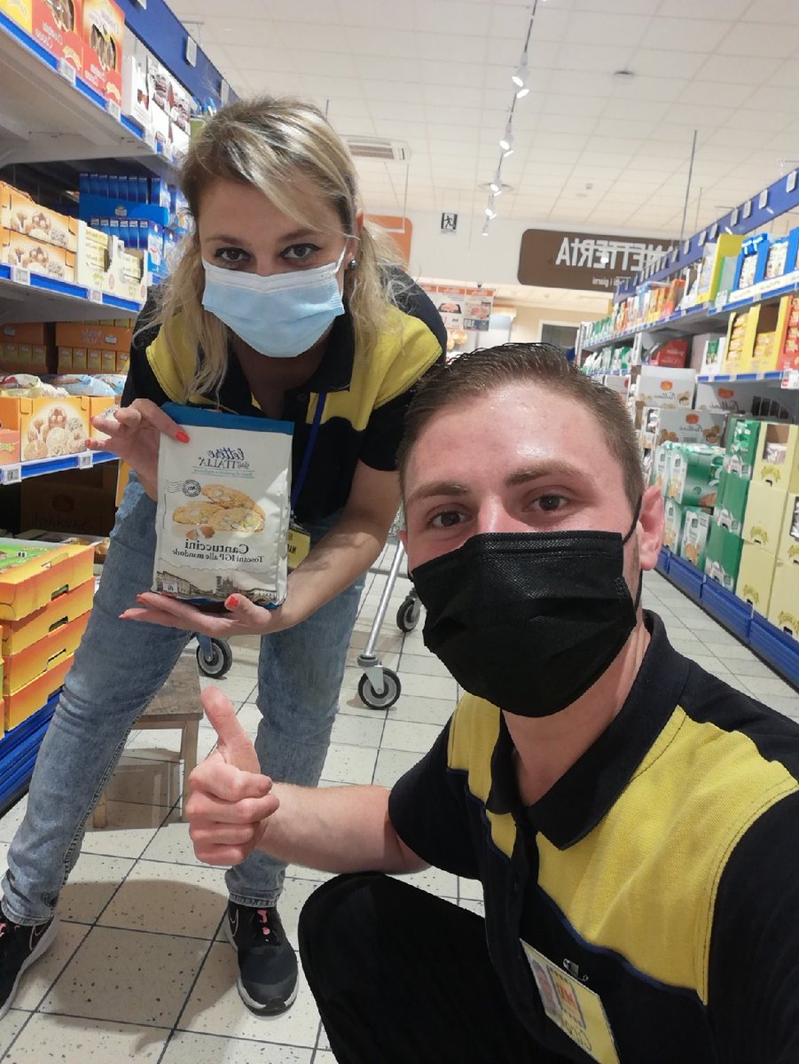 Ciro21061998's tweet photo. 🇮🇹It is 13:50 pm in Italy, my colleague and I are at work to offer a better service.  Come on Italy, 🤞🏻 #italy #europe #work #Covid_19 https://t.co/mXZ6nOa1M2