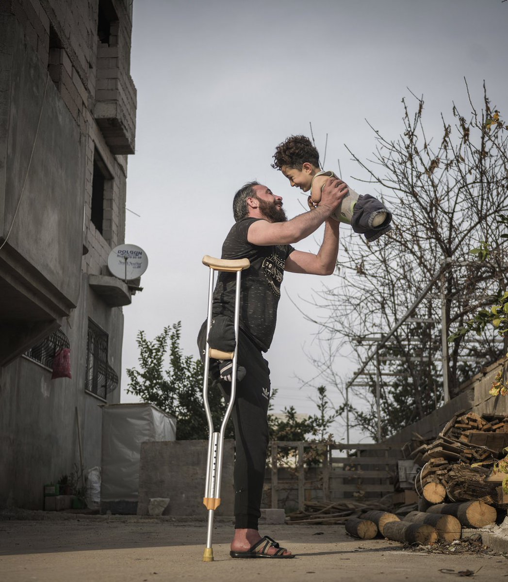 RazanIRL's tweet image. And they still smile ♥️
This incredible moment of a Syrian father and son won “photo of the year” at the Siena International Photo Awards 2021. The photo was taken in the Turkish province of Hatay, at the border with Syria.