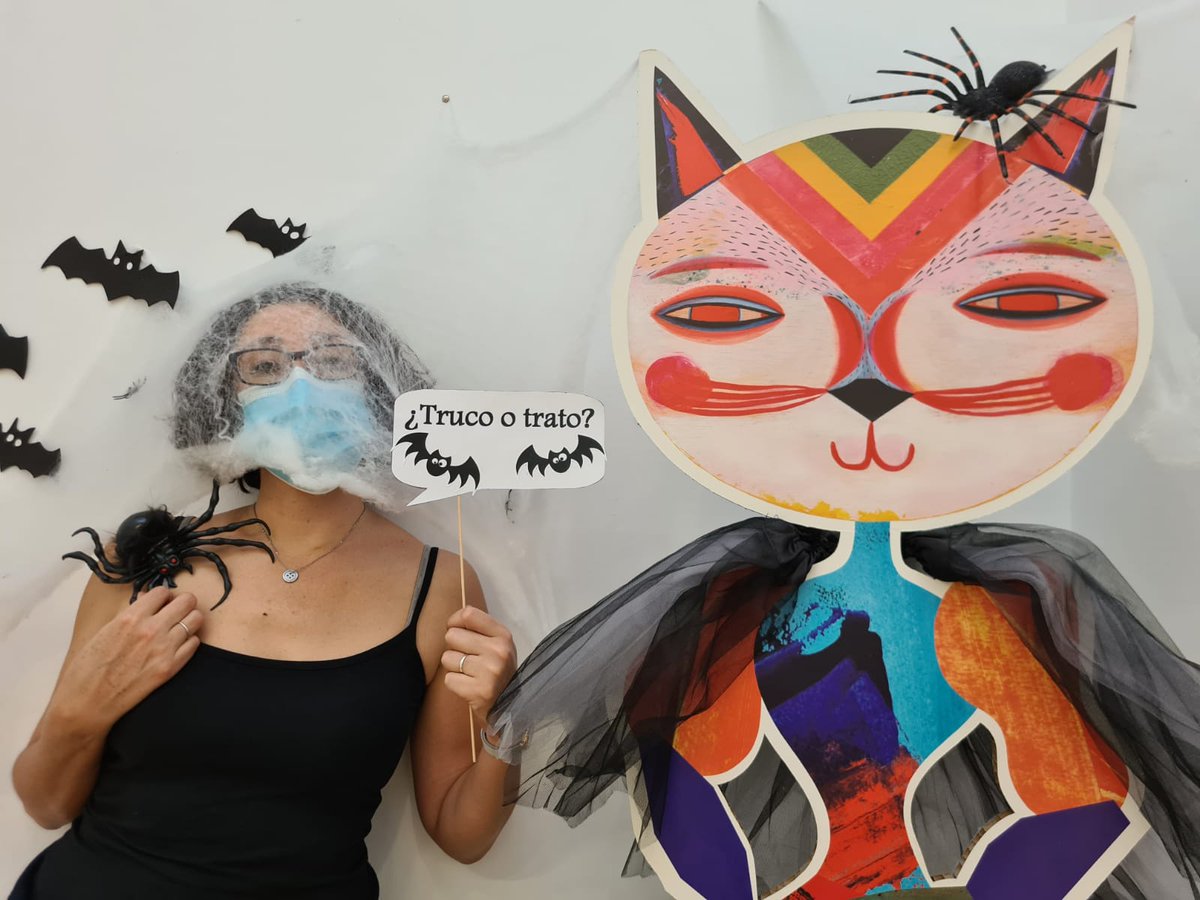 BibliotecaSBMur's tweet photo. Se acerca #halloween2021  y en la biblioteca ya estamos preparados para el evento. Un montón de libros de miedo y nuestra mascota ataviada para la ocasión te esperan. Algunos ya nos hemos hecho una foto con ella. Tú también puedes. 
#NosGustaLeer
#InLoveConMiBiblioteca 
#RMBM https://t.co/nNrCz1GJZL
