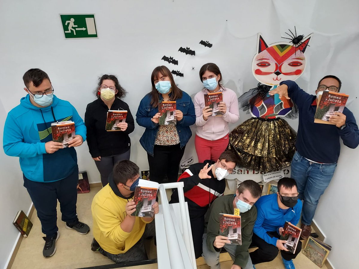 Se acerca #halloween2021  y en la biblioteca ya estamos preparados para el evento. Un montón de libros de miedo y nuestra mascota ataviada para la ocasión te esperan. Algunos ya nos hemos hecho una foto con ella. Tú también puedes. 
#NosGustaLeer
#InLoveConMiBiblioteca 
#RMBM
