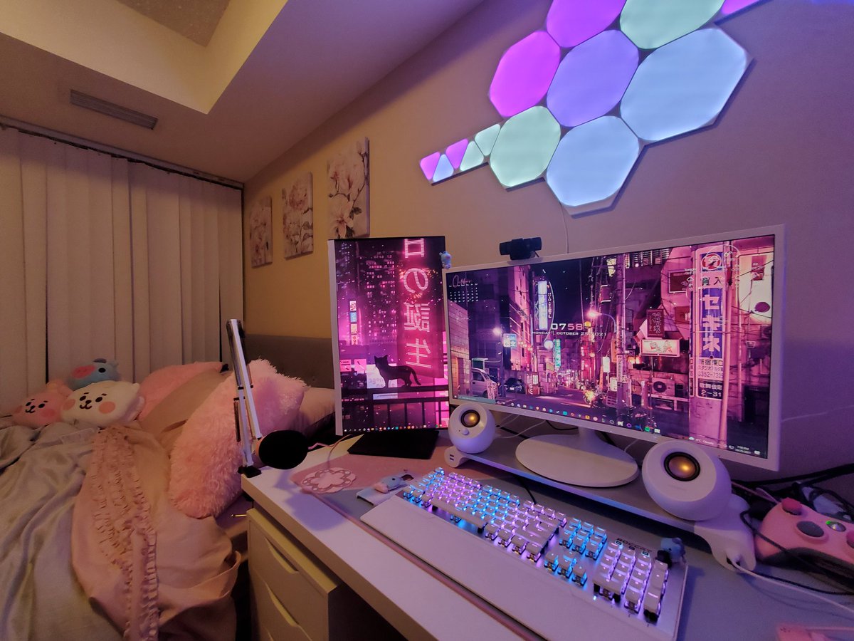 MystiaSkye's tweet image. A quick mood change 💙💗💜
#pinkpc #pcsetup #Battlestation #kawaiipc #pcbuild #daynight #gamingpc #kokomi #GenshinImpact