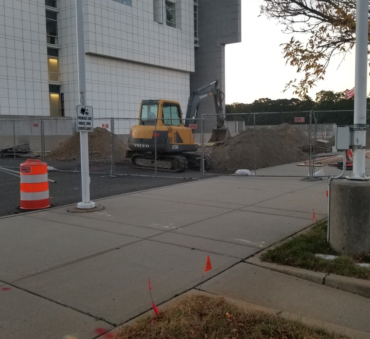 NewYork811's tweet photo. #NewYork811 is in Central Islip where an electrical markout was completed and excavation can start. Remember to #CallOrClick811 and #CheckYourAPR before breaking ground to #KeepthePublicSafe. #KnowWhatsBelow https://t.co/ekxoTVSTT5