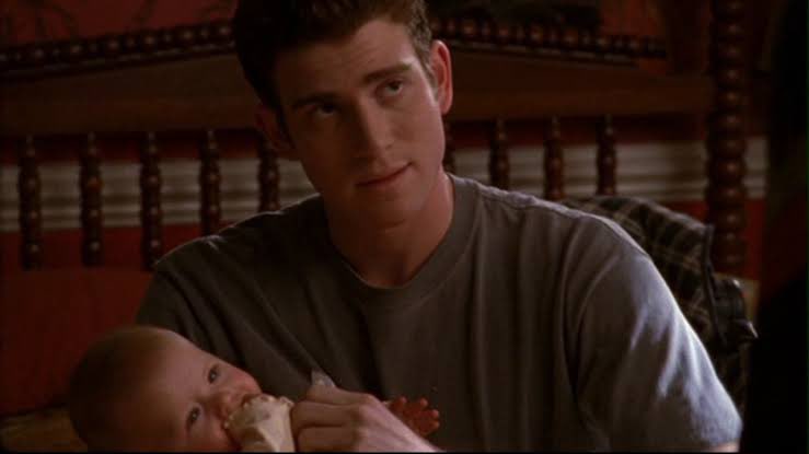 GhesWhaaat's tweet photo. @bryangreenberg @jamiechung1 I see Jake carrying Baby Jenny. #OTHForever #OneTreeHill https://t.co/fOTrRJ1s8o