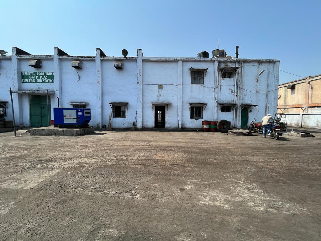 Deendayal_Port's tweet photo. Swachhta activities were carried out at 66/11 KV sub-station by Mechanical Engg. Department. Statue at Maharao of Kutch Circle was also cleaned, as a part of Swachh Bharat Abhiyan.
@shipmin_india @Indportsassn https://t.co/zolHqvpkCq